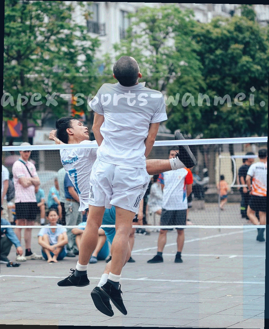 桌面上的通信设备与记事本俯拍，画面中没有文字与标识